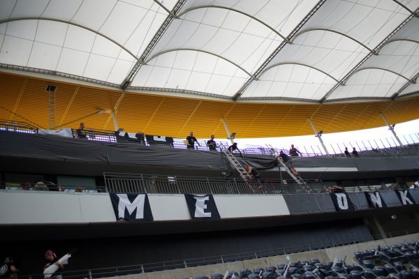 Fahnenmeer im Waldstadion 4938