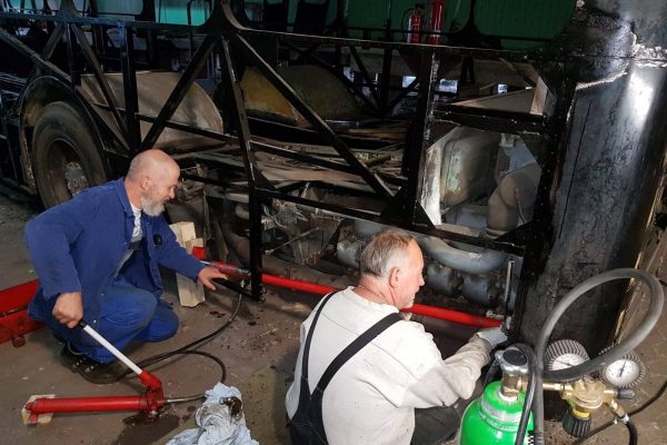 Hier wird der Heckschaden mittels Hydraulikpresse herausgedrückt.