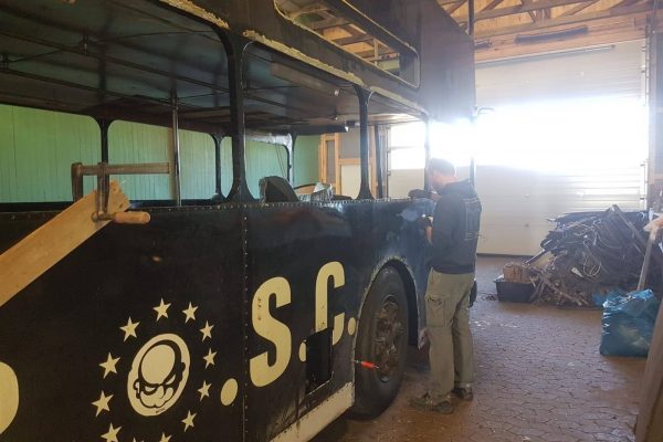 Die rechte Busseite ist wieder beplankt.